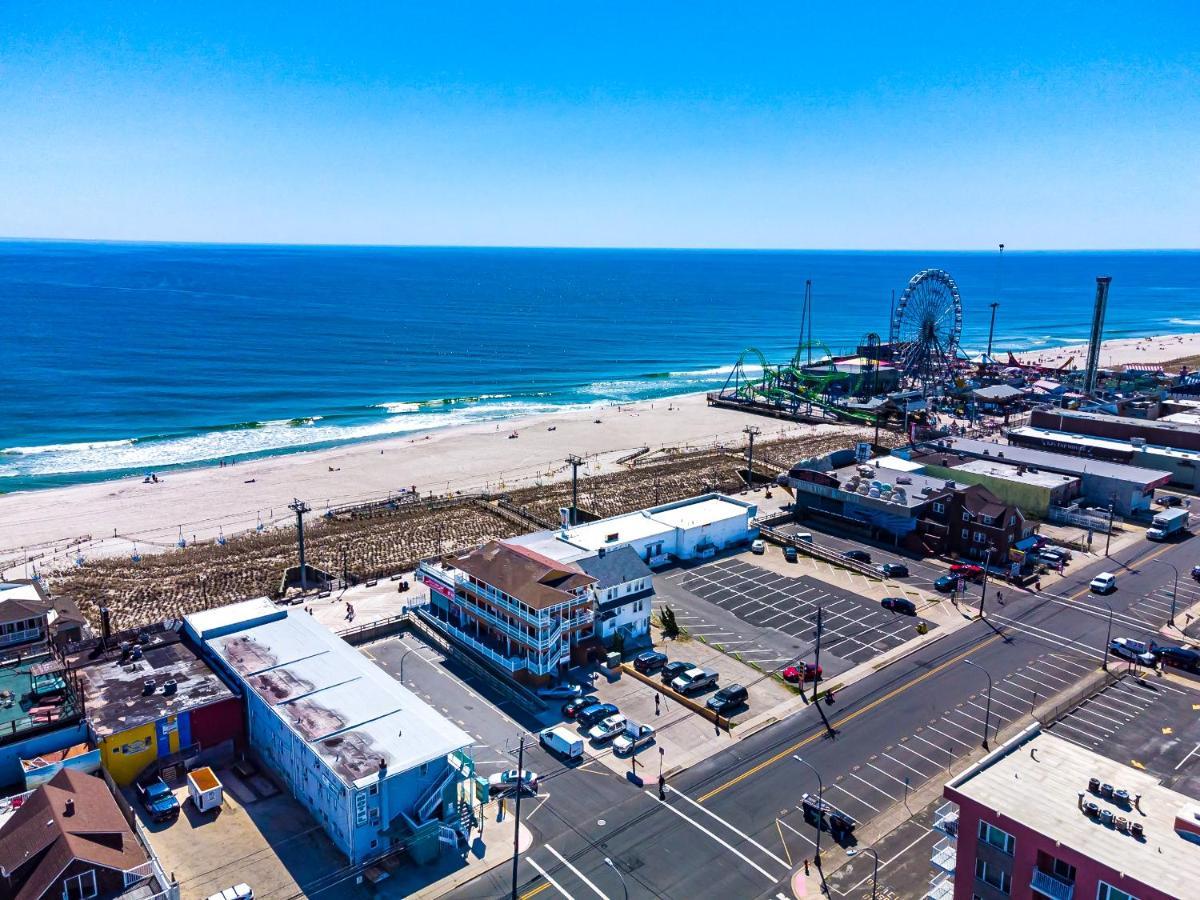 Boardwalk Hotel Charlee & Apartments Beach Hotel Oceanfront سيسايد هايتس المظهر الخارجي الصورة