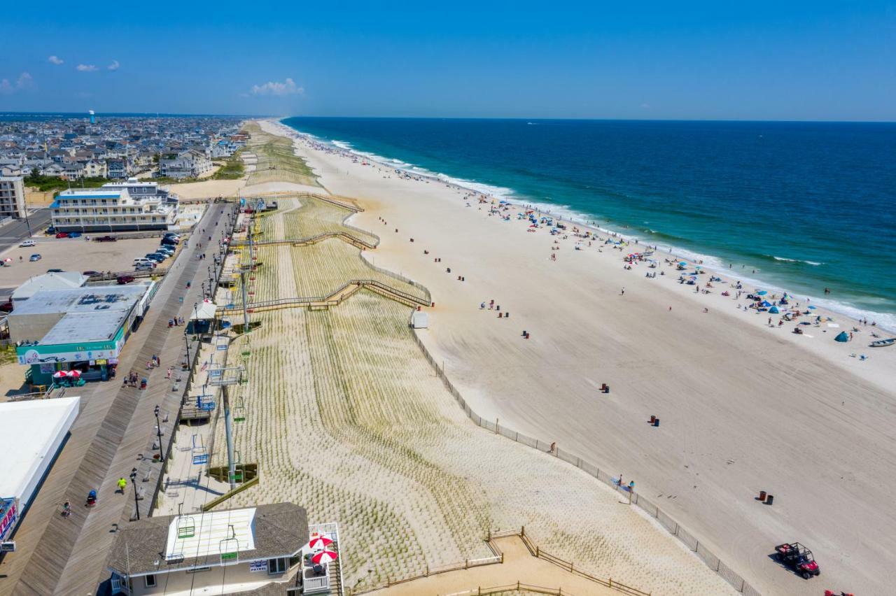 Boardwalk Hotel Charlee & Apartments Beach Hotel Oceanfront سيسايد هايتس المظهر الخارجي الصورة