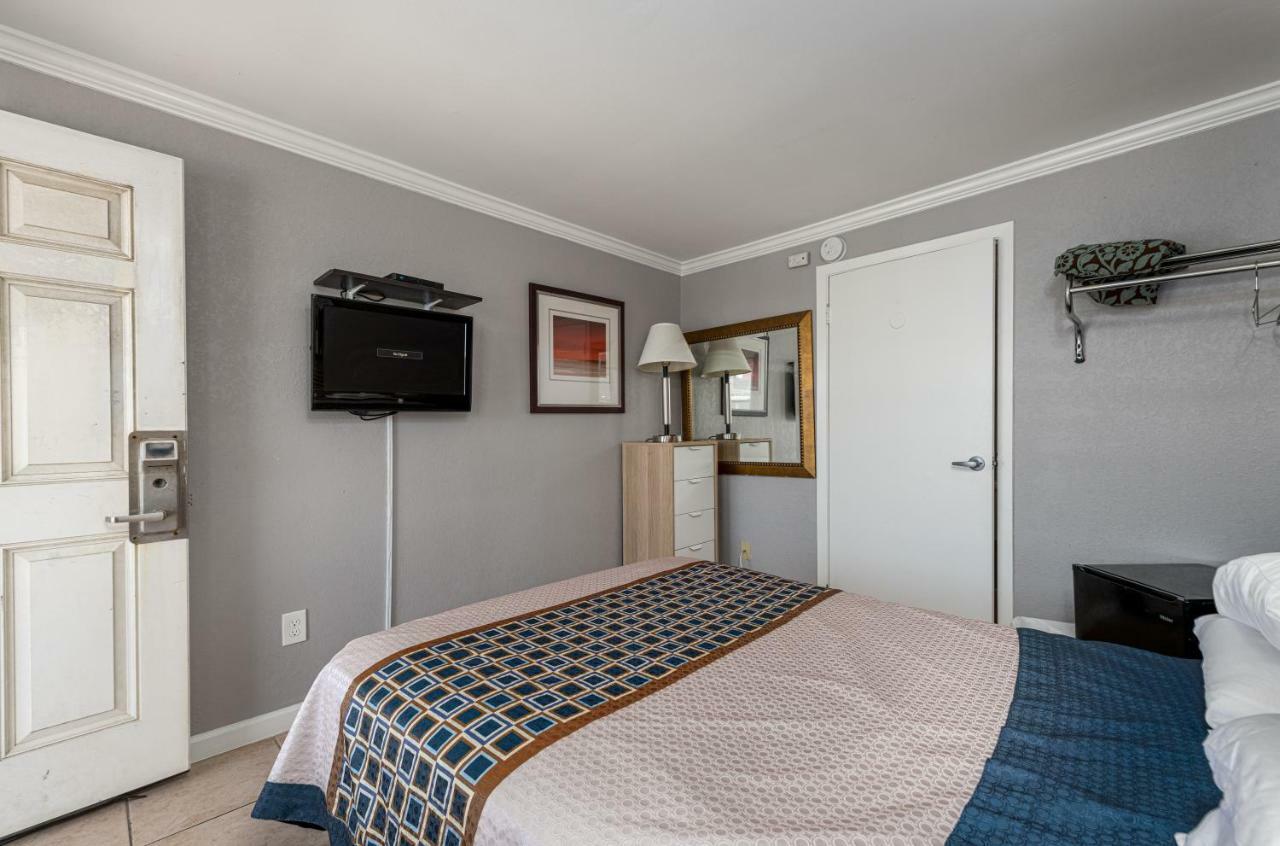 Boardwalk Hotel Charlee & Apartments Beach Hotel Oceanfront سيسايد هايتس المظهر الخارجي الصورة